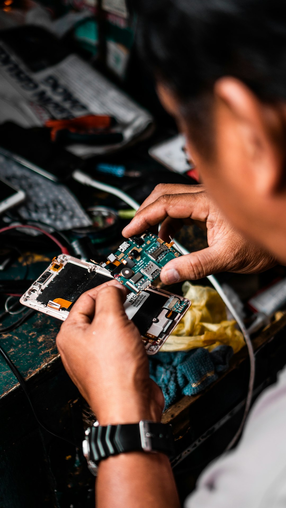 man-repairing-android-smartphone-k7ous6y-cm8